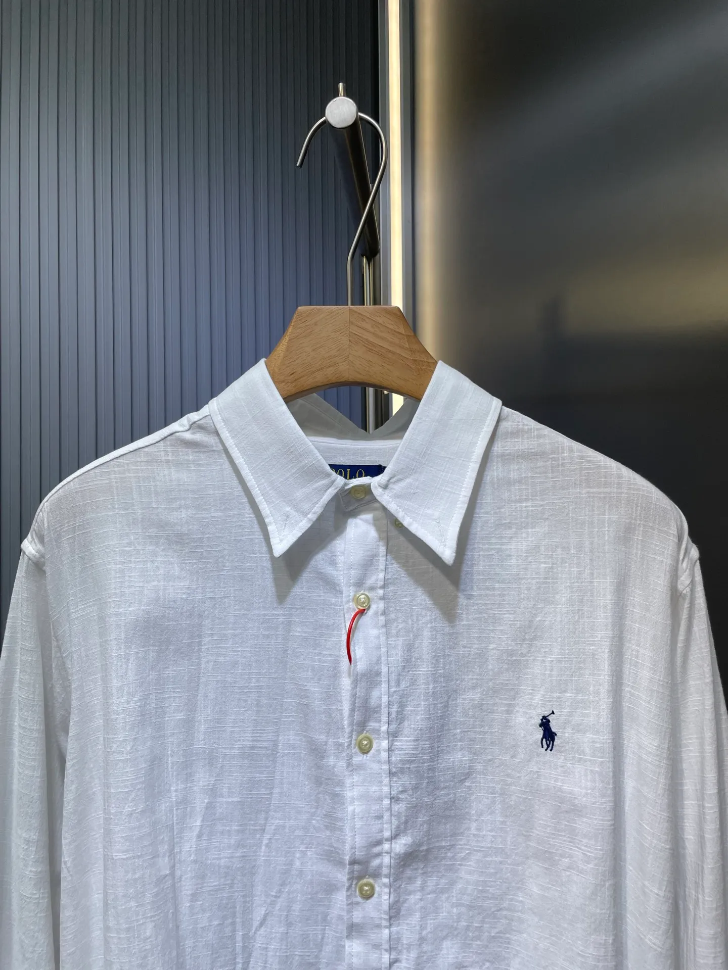 P430 Ralph Lauren 🌟[Top Original] Embroidered linen shirt. Selected high-quality linen material with natural texture and breathability. Tight and smooth, comfortable and close to the skin. Stunning appearance with a touch of pure white. The iconic pony embroidery is like a smart note jumping on the white canvas. Simple but highly recognizable. The clever design of the outer pleated split back shoulder adds a sense of agility and detachment in a minimalist shape. Contains the soul of fashion. Process 1: Adopt imported machine embroidery technology and use advanced computer control systems and precision mechanical components to achieve the iconic pony embroidery operation with high precision and smooth and delicate lines. Process 2: Adopt side-turning buried clamp stitching process, which is smooth and tidy. Process 3: The fabrics have been washed and have a better hand feel. Not easy to deform, not easy to shrink, not easy to fade, and maintain long-term beauty. Accessories: Customized 1:1 thick plate resin buckle Customized 1:1 Ralph Lauren trademark Fit: Loose fit Size: S M L XL